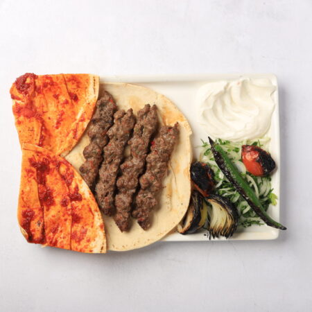 Kebab spett eller adana spett tallrik